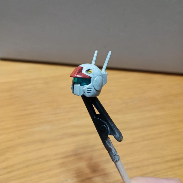 頭部と赤部分の1色目完了しました💦その場の思いつきでジークアクスレッドを選択しましたがなかなか良きです✨️✨️なんかアメリカンチェリーみたいで美味そうだ🍒2色目重ねるの楽しみです🔥顔もイケメンに仕上がりました!!アップにするとバルカンの塗りが雑やな💦墨入れでごまかせるかwww明日はグレーの1色目、ファントムグレーの予定です。（2枚目）