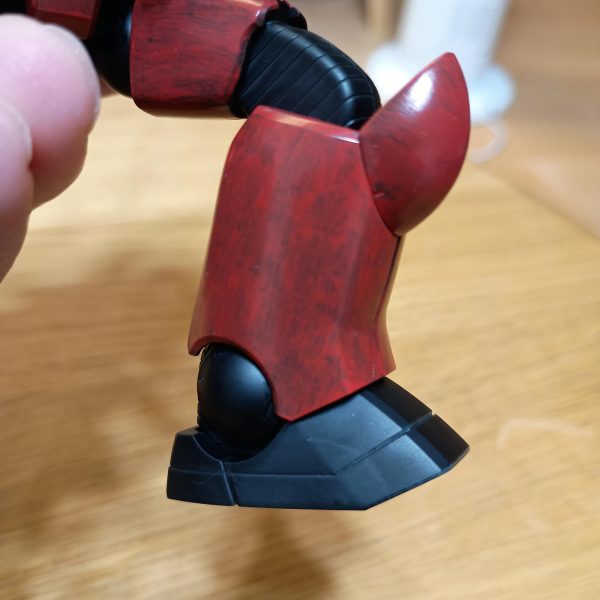 頭部と赤部分の1色目完了しました💦その場の思いつきでジークアクスレッドを選択しましたがなかなか良きです✨️✨️なんかアメリカンチェリーみたいで美味そうだ🍒2色目重ねるの楽しみです🔥顔もイケメンに仕上がりました!!アップにするとバルカンの塗りが雑やな💦墨入れでごまかせるかwww明日はグレーの1色目、ファントムグレーの予定です。（3枚目）