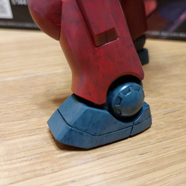 昨日の予告どおり武器類と関節部の1層目を塗り塗り💦武器類はファントムグレーですが隠蔽力高すぎて下地が完全に隠れちゃいましたwww筆目は強めを意識してみました。関節部はグレーグリーンですがこちらはなかなか良い感じ✨️✨️膝の合わせ目太もものパーツが取れなくなったので諦めたんですがやっぱ目立つな…これはやり直しかな💦💦明日は今日塗った部分の2層目予定です🔥（4枚目）