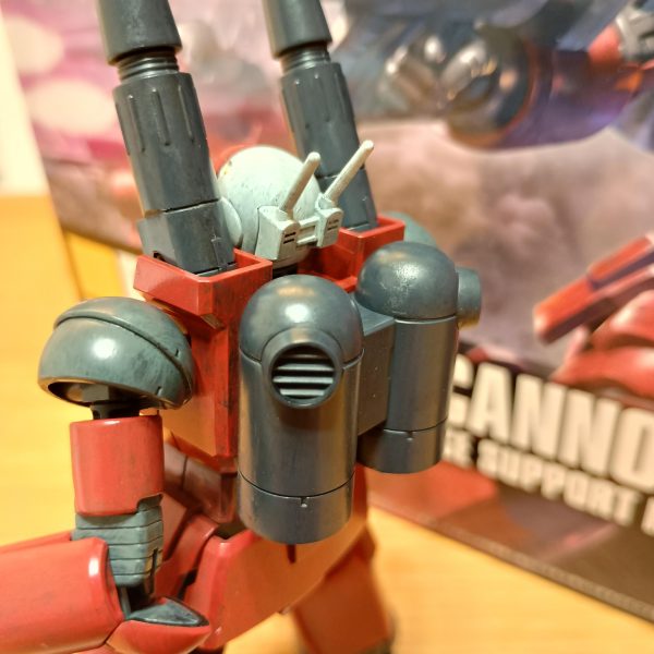 昨日の予告どおり武器類と関節部の1層目を塗り塗り💦武器類はファントムグレーですが隠蔽力高すぎて下地が完全に隠れちゃいましたwww筆目は強めを意識してみました。関節部はグレーグリーンですがこちらはなかなか良い感じ✨️✨️膝の合わせ目太もものパーツが取れなくなったので諦めたんですがやっぱ目立つな…これはやり直しかな💦💦明日は今日塗った部分の2層目予定です🔥（3枚目）