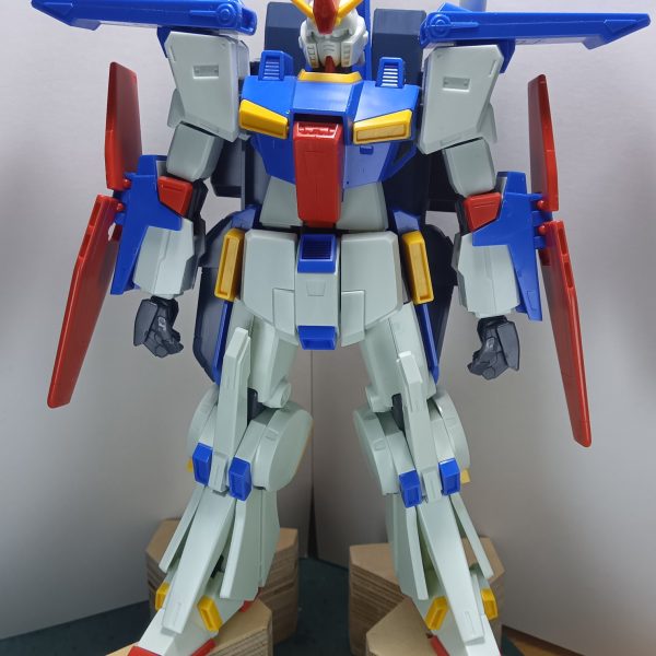 現在制作中のジムクゥエルでございますいろいろやってきましたが全体のバランスを確認してみたくて仮組みしてみましたリアビューはバーニア盛り盛りでかなり個性的になりましたフロントビューはさほどイジった感はないですがこれから武器類を装備することを考えてこんな感じでいいかとも思ってますバックパックのバーニア基部にはボールジョイントを仕込んで角度を変えることで表情が出せるかと企んでみました(笑)ダブルゼータは気分転換にパチ組みしたモノです友人への誕プレに今年はザクIIIを作ったので、来年はダブルゼータにしようかと計画してます(7枚目)