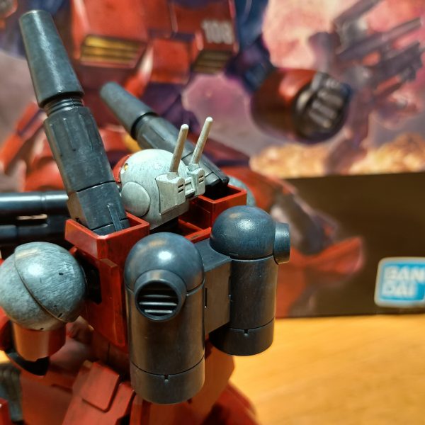 予定どおり武器類と関節部の2色目が完成しました💦バックパックとキャノン、ライフルはなかなか良い感じに仕上がリました✨️✨️関節部は少しやり過ぎて大理石みたいになっちゃいましたがウォッシングすればある程度おさまるかなと…明日はいよいよ赤部分の2色目です。楽しみ半分、不安半分…（2枚目）