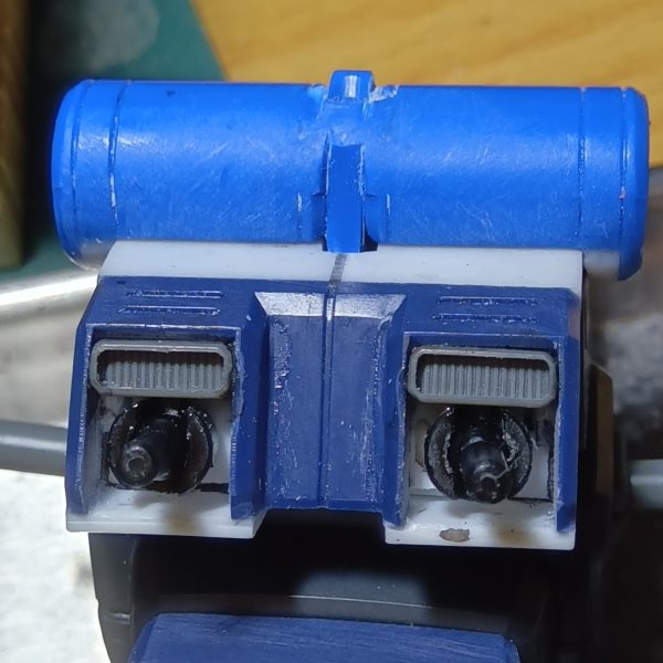 現在制作中のジムクゥエルでございますいろいろやってきましたが全体のバランスを確認してみたくて仮組みしてみましたリアビューはバーニア盛り盛りでかなり個性的になりましたフロントビューはさほどイジった感はないですがこれから武器類を装備することを考えてこんな感じでいいかとも思ってますバックパックのバーニア基部にはボールジョイントを仕込んで角度を変えることで表情が出せるかと企んでみました(笑)ダブルゼータは気分転換にパチ組みしたモノです友人への誕プレに今年はザクIIIを作ったので、来年はダブルゼータにしようかと計画してます(5枚目)