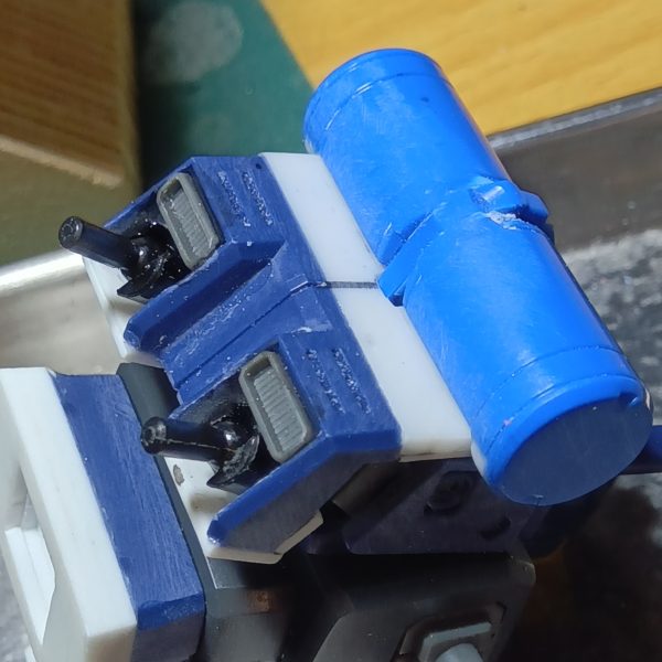 現在制作中のジムクゥエルでございますいろいろやってきましたが全体のバランスを確認してみたくて仮組みしてみましたリアビューはバーニア盛り盛りでかなり個性的になりましたフロントビューはさほどイジった感はないですがこれから武器類を装備することを考えてこんな感じでいいかとも思ってますバックパックのバーニア基部にはボールジョイントを仕込んで角度を変えることで表情が出せるかと企んでみました(笑)ダブルゼータは気分転換にパチ組みしたモノです友人への誕プレに今年はザクIIIを作ったので、来年はダブルゼータにしようかと計画してます(6枚目)