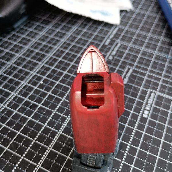 まとまった時間が取れたので一気にデカール貼り付けまで進めました💨💨赤部分の2色目はオレンジイエローです。筆先の状態に注意しつつ慎重に進めました💦がっつり載せ過ぎず良い感じに仕上がったと思います✨️✨️膝関節部分ですが外装と干渉し塗装剥げが見つかりました。内部のリブを少し削る事で対策しました。作製予定の方は参考にして頂ければと思います!!今日はスポンジチッピングまで進める予定ですので其の6も投稿出来たらと思います🔥このキットバランス良くてかっこいいです✨️✨️良キット認定🎖️ （6枚目）