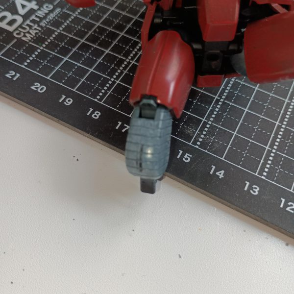 まとまった時間が取れたので一気にデカール貼り付けまで進めました💨💨赤部分の2色目はオレンジイエローです。筆先の状態に注意しつつ慎重に進めました💦がっつり載せ過ぎず良い感じに仕上がったと思います✨️✨️膝関節部分ですが外装と干渉し塗装剥げが見つかりました。内部のリブを少し削る事で対策しました。作製予定の方は参考にして頂ければと思います!!今日はスポンジチッピングまで進める予定ですので其の6も投稿出来たらと思います🔥このキットバランス良くてかっこいいです✨️✨️良キット認定🎖️ （7枚目）