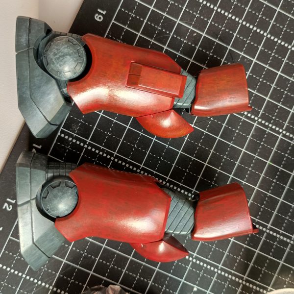 まとまった時間が取れたので一気にデカール貼り付けまで進めました💨💨赤部分の2色目はオレンジイエローです。筆先の状態に注意しつつ慎重に進めました💦がっつり載せ過ぎず良い感じに仕上がったと思います✨️✨️膝関節部分ですが外装と干渉し塗装剥げが見つかりました。内部のリブを少し削る事で対策しました。作製予定の方は参考にして頂ければと思います!!今日はスポンジチッピングまで進める予定ですので其の6も投稿出来たらと思います🔥このキットバランス良くてかっこいいです✨️✨️良キット認定🎖️ （5枚目）