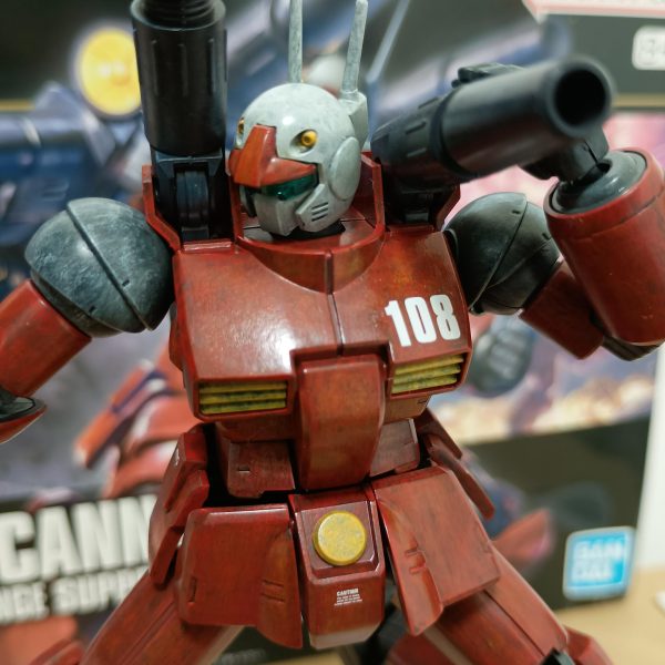 まとまった時間が取れたので一気にデカール貼り付けまで進めました💨💨赤部分の2色目はオレンジイエローです。筆先の状態に注意しつつ慎重に進めました💦がっつり載せ過ぎず良い感じに仕上がったと思います✨️✨️膝関節部分ですが外装と干渉し塗装剥げが見つかりました。内部のリブを少し削る事で対策しました。作製予定の方は参考にして頂ければと思います!!今日はスポンジチッピングまで進める予定ですので其の6も投稿出来たらと思います🔥このキットバランス良くてかっこいいです✨️✨️良キット認定🎖️ （2枚目）