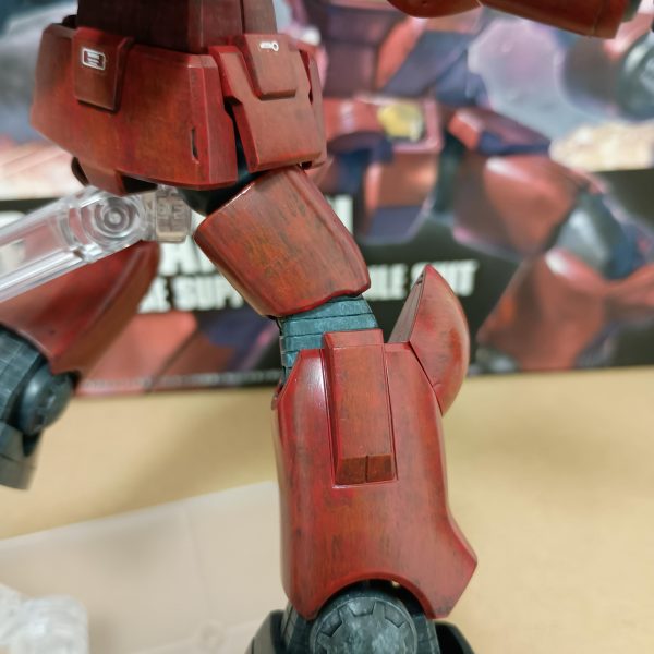 まとまった時間が取れたので一気にデカール貼り付けまで進めました💨💨赤部分の2色目はオレンジイエローです。筆先の状態に注意しつつ慎重に進めました💦がっつり載せ過ぎず良い感じに仕上がったと思います✨️✨️膝関節部分ですが外装と干渉し塗装剥げが見つかりました。内部のリブを少し削る事で対策しました。作製予定の方は参考にして頂ければと思います!!今日はスポンジチッピングまで進める予定ですので其の6も投稿出来たらと思います🔥このキットバランス良くてかっこいいです✨️✨️良キット認定🎖️ （3枚目）