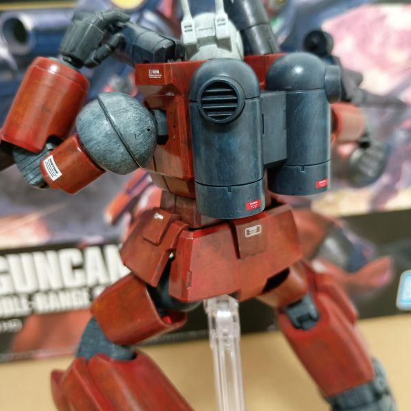 まとまった時間が取れたので一気にデカール貼り付けまで進めました💨💨赤部分の2色目はオレンジイエローです。筆先の状態に注意しつつ慎重に進めました💦がっつり載せ過ぎず良い感じに仕上がったと思います✨️✨️膝関節部分ですが外装と干渉し塗装剥げが見つかりました。内部のリブを少し削る事で対策しました。作製予定の方は参考にして頂ければと思います!!今日はスポンジチッピングまで進める予定ですので其の6も投稿出来たらと思います🔥このキットバランス良くてかっこいいです✨️✨️良キット認定🎖️ （4枚目）