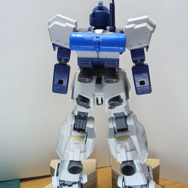 現在制作中のジムクゥエルでございますいろいろやってきましたが全体のバランスを確認してみたくて仮組みしてみましたリアビューはバーニア盛り盛りでかなり個性的になりましたフロントビューはさほどイジった感はないですがこれから武器類を装備することを考えてこんな感じでいいかとも思ってますバックパックのバーニア基部にはボールジョイントを仕込んで角度を変えることで表情が出せるかと企んでみました(笑)ダブルゼータは気分転換にパチ組みしたモノです友人への誕プレに今年はザクIIIを作ったので、来年はダブルゼータにしようかと計画してます(3枚目)