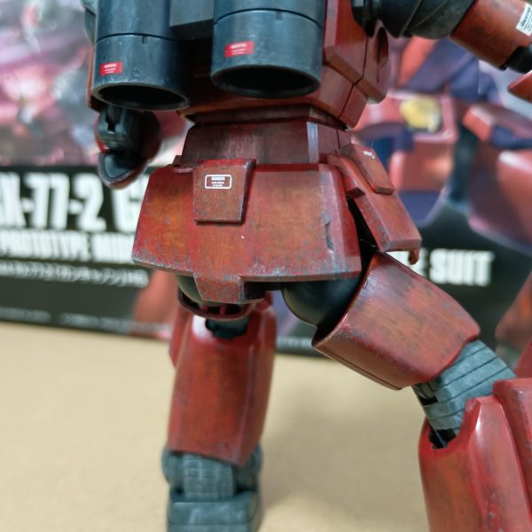 スポンジチッピング＋軽くドライブラシ完了しました💦ナンバリングには剥がれ加工を施してからチッピングしました。四つん這いがお得意なので膝は傷増々ですwwwお尻も尻もちついたり傾斜を滑り降りる（これはザクか…）イメージがあるので増々です!!完成に近づいていくのが楽しくてやめられません✨️✨️残るはトップコートしてウォッシング…今日中に終わってしまいそうだ🔥🔥（4枚目）