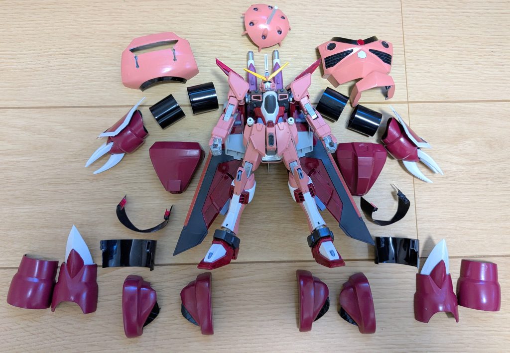 全装甲パージ。全て筆塗りで、色レシピは次の通り。ピンク部分…シャアピンク赤部分…シャアレッド黒部分…ティターンズブルー1白部分…MSホワイトモノアイ…ロイヤルメタレッドこれをひとつずつ、下から順番に装着していきます。上からやったら途中でパーツが吹き飛ぶという副作用があったもので…。針のむしろになったわけではないのに（笑）