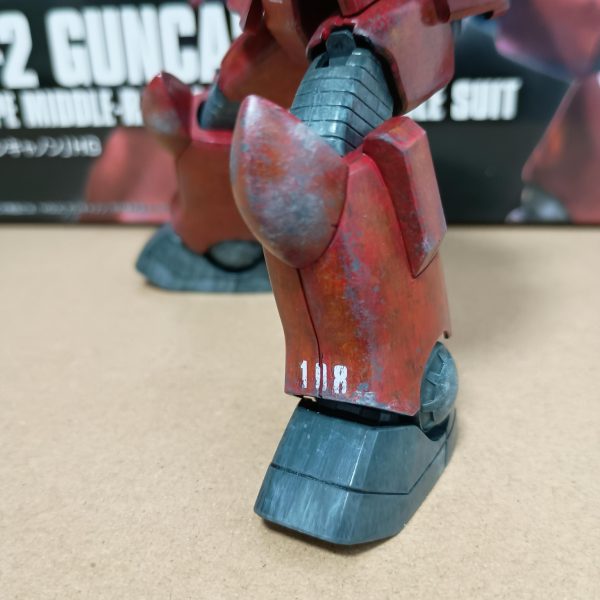 スポンジチッピング＋軽くドライブラシ完了しました💦ナンバリングには剥がれ加工を施してからチッピングしました。四つん這いがお得意なので膝は傷増々ですwwwお尻も尻もちついたり傾斜を滑り降りる（これはザクか…）イメージがあるので増々です!!完成に近づいていくのが楽しくてやめられません✨️✨️残るはトップコートしてウォッシング…今日中に終わってしまいそうだ🔥🔥（3枚目）