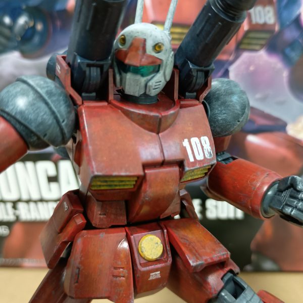 スポンジチッピング＋軽くドライブラシ完了しました💦ナンバリングには剥がれ加工を施してからチッピングしました。四つん這いがお得意なので膝は傷増々ですwwwお尻も尻もちついたり傾斜を滑り降りる（これはザクか…）イメージがあるので増々です!!完成に近づいていくのが楽しくてやめられません✨️✨️残るはトップコートしてウォッシング…今日中に終わってしまいそうだ🔥🔥（2枚目）