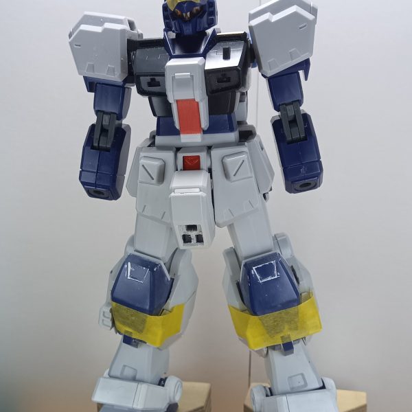 現在制作中のジムクゥエルでございますいろいろやってきましたが全体のバランスを確認してみたくて仮組みしてみましたリアビューはバーニア盛り盛りでかなり個性的になりましたフロントビューはさほどイジった感はないですがこれから武器類を装備することを考えてこんな感じでいいかとも思ってますバックパックのバーニア基部にはボールジョイントを仕込んで角度を変えることで表情が出せるかと企んでみました(笑)ダブルゼータは気分転換にパチ組みしたモノです友人への誕プレに今年はザクIIIを作ったので、来年はダブルゼータにしようかと計画してます(2枚目)