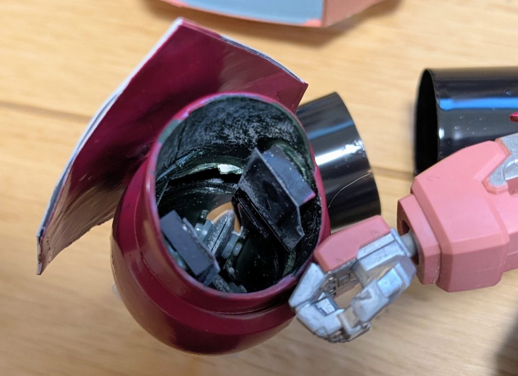 クロー内部。内部左右に100均ブロックの平らなものを接着することで、インジャの腕にぴったりはまるサイズにできました。