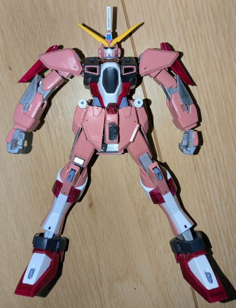 スタイルの準備。ショルダーガードは加工して下を向くようにし、肩自体も下げ気味に、腕は広めに開く。脚はできる限り大きく開く。これで本体の準備完了です。