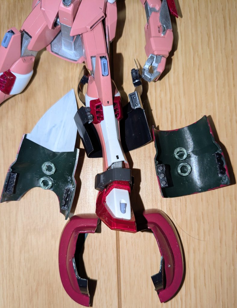 足の装甲はこんな感じ。腿まわりの蛇腹装甲は、100均の工作用やわらかプラ板を使用。膝の白い装甲部分も同様です。で、今回は装甲の接続部分、同じく100均で購入したミニブロックを使用しています。小さいけどしっかりはまって良かったです！場所合わせが大変でしたが（笑）