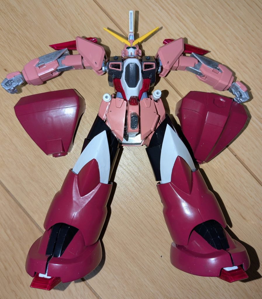 両足はめ込み完了！サイズの関係でつま先が出てしまいました…。まぁ足裏も出ているんだし、これもまぁ愛嬌ということで（笑） 次はスカートのはめ込み。ビームサーベルごと内蔵します！そのためにビームサーベルの後ろを少々削りました。