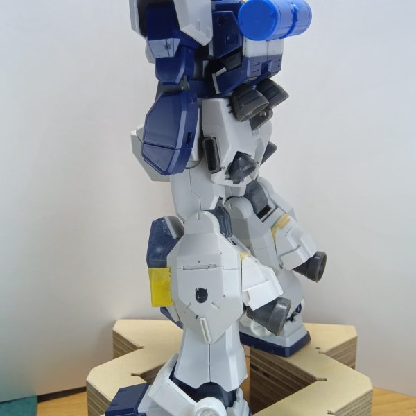 現在制作中のジムクゥエルでございますいろいろやってきましたが全体のバランスを確認してみたくて仮組みしてみましたリアビューはバーニア盛り盛りでかなり個性的になりましたフロントビューはさほどイジった感はないですがこれから武器類を装備することを考えてこんな感じでいいかとも思ってますバックパックのバーニア基部にはボールジョイントを仕込んで角度を変えることで表情が出せるかと企んでみました(笑)ダブルゼータは気分転換にパチ組みしたモノです友人への誕プレに今年はザクIIIを作ったので、来年はダブルゼータにしようかと計画してます(4枚目)