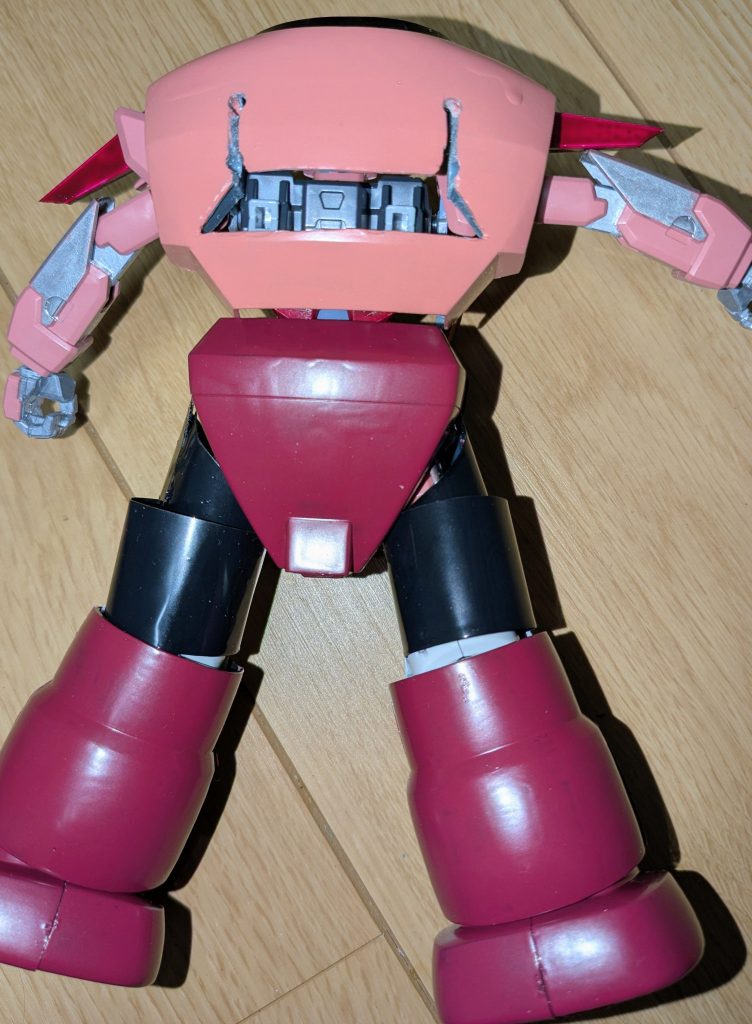 まずは後ろを合わせます。この状態で、上からファトゥム01を接続し、固定します。