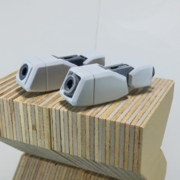 MAX渡辺さんがやってた手首を別パーツ化する方法をマネしてみました左が無改造右が改造後です手首を四角く切り抜いてポリキャップにバーニアを切ったモノを被せるとこうなります（2枚目）