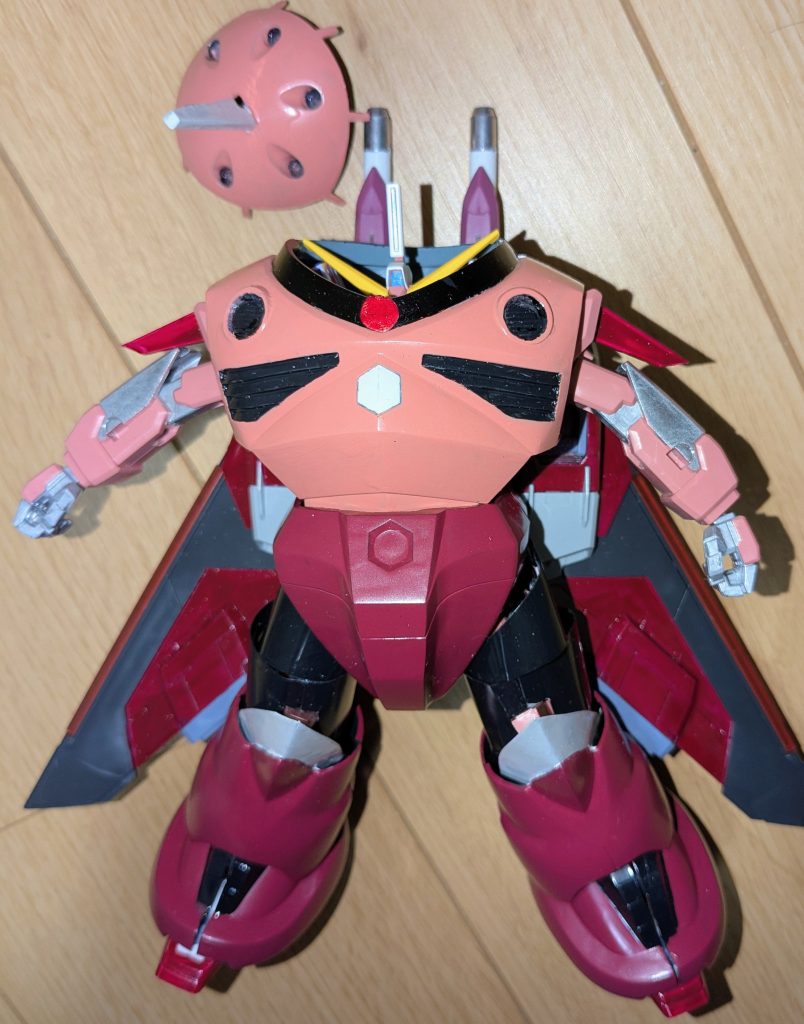 前部装甲はめ込み完了。モノアイは100均磁石で作ってあるので、可動します。あとは頭頂部中央の穴にをインジャのトサカをはめ込み、胴体は完成です。