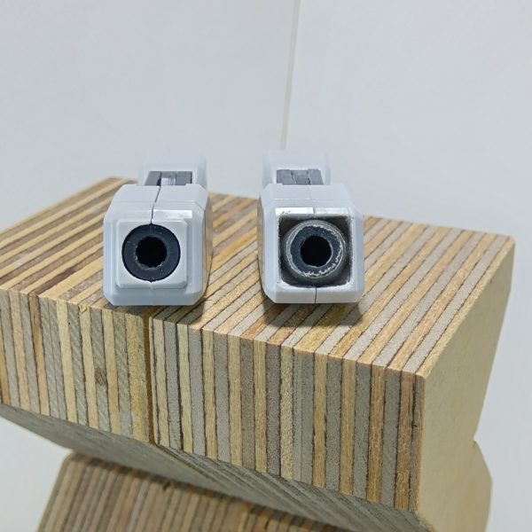 MAX渡辺さんがやってた手首を別パーツ化する方法をマネしてみました左が無改造右が改造後です手首を四角く切り抜いてポリキャップにバーニアを切ったモノを被せるとこうなります（3枚目）