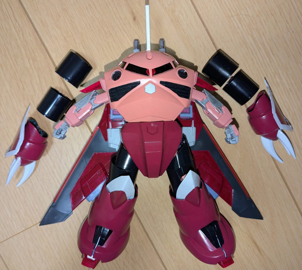 胴体完了！トサカ部分はランナータグを重ね合わせて作成しました。あとは腕装甲をはめていくだけです。腕の蛇腹装甲は、脚のものと同様の100均やわらかプラ板を円筒状に丸めて固定したものです。クローのシールドも同様のプラ板で作りました。