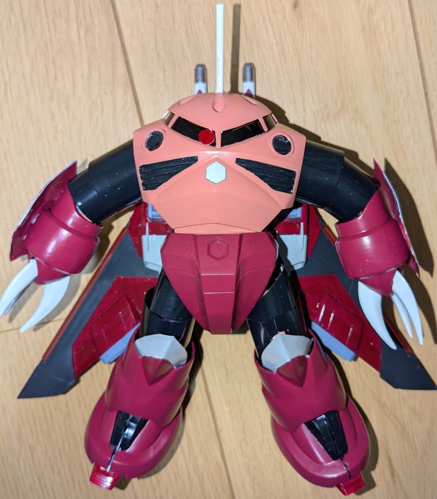 腕装甲、クローをはめて、ズゴックinインジャの完成！！まさかここまで思った通りにはまってくれるとは思ってもいませんでしたが、しっかりインジャの入ったズゴックになり、しかも1/100サイズだからけっこ〜なボリュームで、満足満足です！