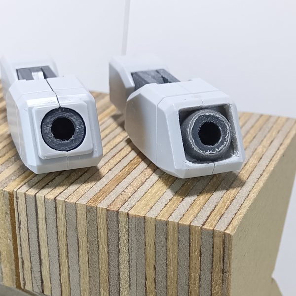 MAX渡辺さんがやってた手首を別パーツ化する方法をマネしてみました左が無改造右が改造後です手首を四角く切り抜いてポリキャップにバーニアを切ったモノを被せるとこうなります（4枚目）