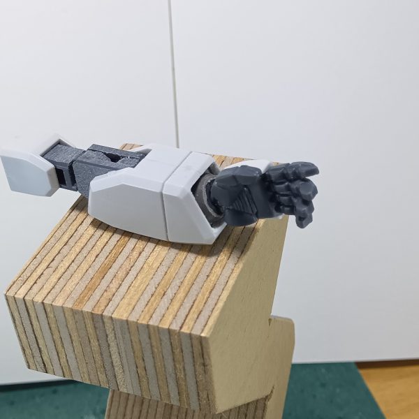 MAX渡辺さんがやってた手首を別パーツ化する方法をマネしてみました左が無改造右が改造後です手首を四角く切り抜いてポリキャップにバーニアを切ったモノを被せるとこうなります（5枚目）