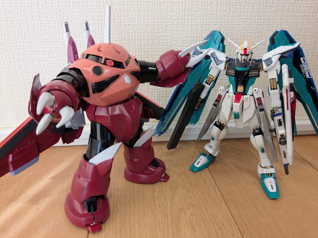 ブンドドで初音フリーダムと並べて１枚。上半身はこのくらいなら可動可能。モノアイも良い感じです。腰も回るんですが、装甲がパージしてしまう可能性もあるため、ご容赦ください（笑） しかしこんな機体が援護に来たらそりゃ戸惑いますよね。コイツが来たときのキラの「アス…ラン？」というあのときの感情は、ただの戸惑いではなく「お前、なんてモンに乗ってんだよ…」という思いがあったんじゃないかと、完成したものを見て思ってしまう今日この頃…。