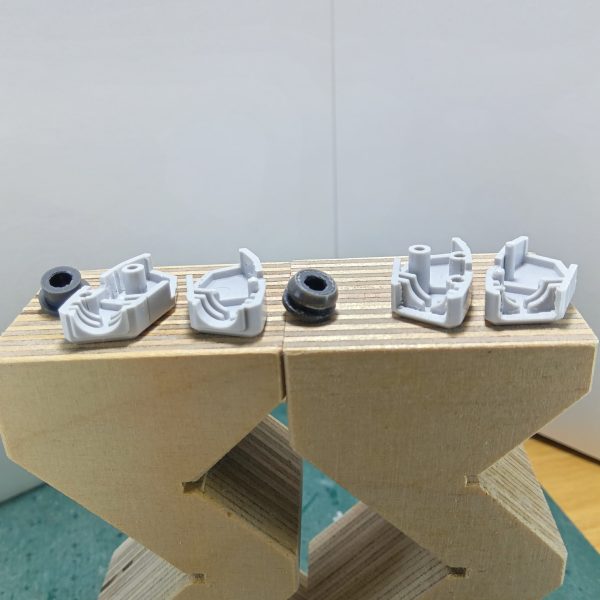 MAX渡辺さんがやってた手首を別パーツ化する方法をマネしてみました左が無改造右が改造後です手首を四角く切り抜いてポリキャップにバーニアを切ったモノを被せるとこうなります（6枚目）