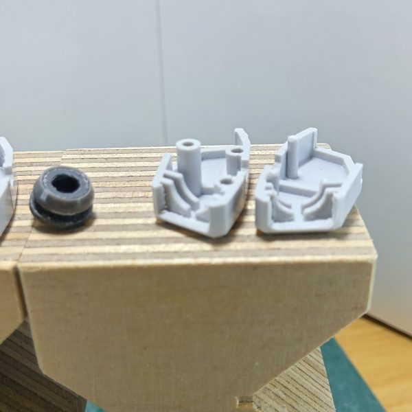 MAX渡辺さんがやってた手首を別パーツ化する方法をマネしてみました左が無改造右が改造後です手首を四角く切り抜いてポリキャップにバーニアを切ったモノを被せるとこうなります（7枚目）