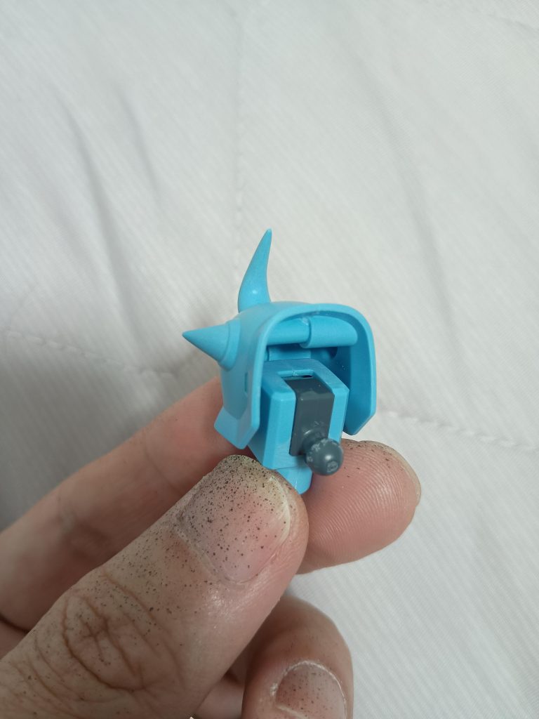 作品名：グフカスタムのここ…<p>皆さんこの肩アーマー裏のボスどのように処理されてますか?結構目立ちますよね… あっ指汚くてすみません💦💦</p>
