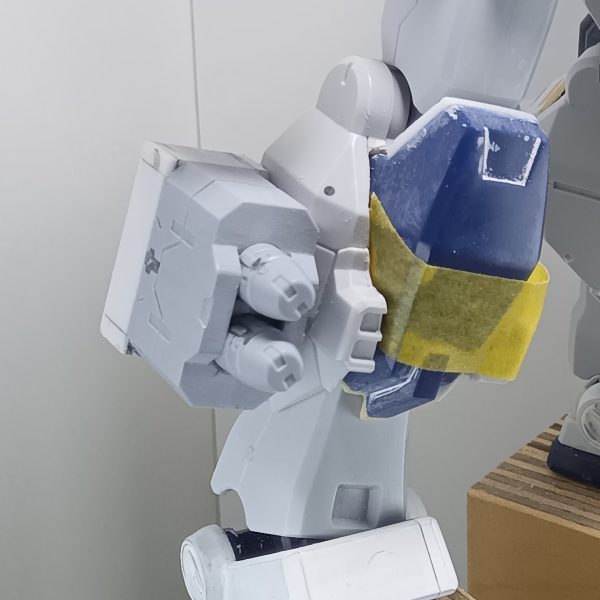 ジャンク箱の中にバンダイのビルダーズパーツのミサイルポッドがあったのでネオジム磁石を使ってスネに装着できるようにしましたちょっと前にシールド裏にシュツルムファウストを2連装で付けたのですが、 “骨” は2連装で付いてるモノが好きなんですどんなモノでもダブル、ツインで付いてるとカッコいいと思ってしまうのですビルダーズパーツのミサイルポッドも2連装だったので使うことにしましたが、3連装なら使わなかったことでしょう(でもザクのミサイルポッドはカッコいいと思う天邪鬼でスミマセンm(_ _)mネオジム磁石装着なのでバランスがとれないと “くるん” と回転してしまうのでバランスをとるために重りを付けてありますなお肩にも装着できるように肩にもネオジム磁石を取り付ける予定でございます(2枚目)