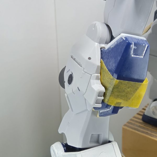 ジャンク箱の中にバンダイのビルダーズパーツのミサイルポッドがあったのでネオジム磁石を使ってスネに装着できるようにしましたちょっと前にシールド裏にシュツルムファウストを2連装で付けたのですが、 “骨” は2連装で付いてるモノが好きなんですどんなモノでもダブル、ツインで付いてるとカッコいいと思ってしまうのですビルダーズパーツのミサイルポッドも2連装だったので使うことにしましたが、3連装なら使わなかったことでしょう(でもザクのミサイルポッドはカッコいいと思う天邪鬼でスミマセンm(_ _)mネオジム磁石装着なのでバランスがとれないと “くるん” と回転してしまうのでバランスをとるために重りを付けてありますなお肩にも装着できるように肩にもネオジム磁石を取り付ける予定でございます(3枚目)