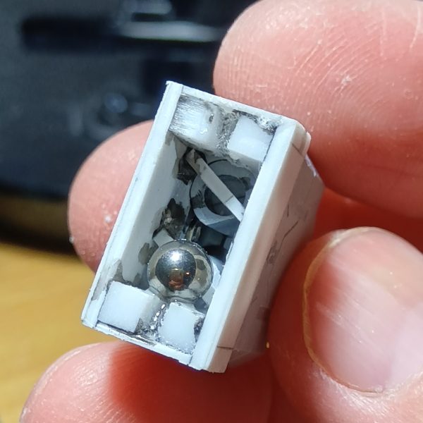 ジャンク箱の中にバンダイのビルダーズパーツのミサイルポッドがあったのでネオジム磁石を使ってスネに装着できるようにしましたちょっと前にシールド裏にシュツルムファウストを2連装で付けたのですが、 “骨” は2連装で付いてるモノが好きなんですどんなモノでもダブル、ツインで付いてるとカッコいいと思ってしまうのですビルダーズパーツのミサイルポッドも2連装だったので使うことにしましたが、3連装なら使わなかったことでしょう(でもザクのミサイルポッドはカッコいいと思う天邪鬼でスミマセンm(_ _)mネオジム磁石装着なのでバランスがとれないと “くるん” と回転してしまうのでバランスをとるために重りを付けてありますなお肩にも装着できるように肩にもネオジム磁石を取り付ける予定でございます(4枚目)