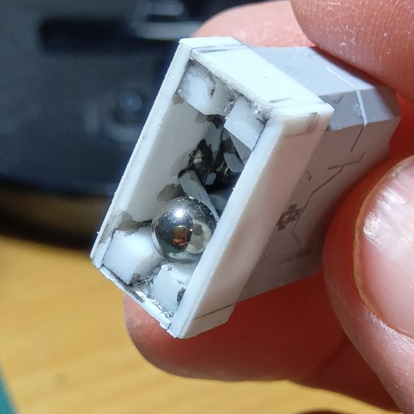 ジャンク箱の中にバンダイのビルダーズパーツのミサイルポッドがあったのでネオジム磁石を使ってスネに装着できるようにしましたちょっと前にシールド裏にシュツルムファウストを2連装で付けたのですが、 “骨” は2連装で付いてるモノが好きなんですどんなモノでもダブル、ツインで付いてるとカッコいいと思ってしまうのですビルダーズパーツのミサイルポッドも2連装だったので使うことにしましたが、3連装なら使わなかったことでしょう(でもザクのミサイルポッドはカッコいいと思う天邪鬼でスミマセンm(_ _)mネオジム磁石装着なのでバランスがとれないと “くるん” と回転してしまうのでバランスをとるために重りを付けてありますなお肩にも装着できるように肩にもネオジム磁石を取り付ける予定でございます(5枚目)