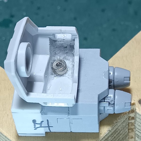 先日足に装着していたミサイルポッドを肩にも装着できるように磁石を肩にも取り付けしました肩に磁石の組み合わせはピッ◯エレキバンを連想してしまうあたりオジサンになったってことですかねぇ💧（4枚目）