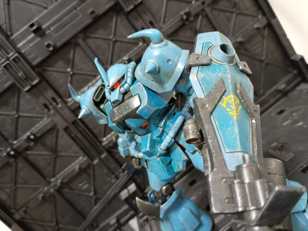 デカールはシールドと右肩にジオン公国マークだけで少なめにしてみました。面倒くさかっただけですが…www