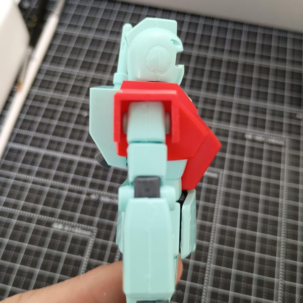 こないだ再販で購入したジムの基本工作を開始しました。パーツ少ないので素組みは1時間もかからなかったですが合わせ目満載で消すのが大変そうです💦💦腰部は胸部による挟み込みなので後ハメに改造。メインカメラとセンサも塗装の妨げになりそうなので切断して後から接着する事にしました。（5枚目）