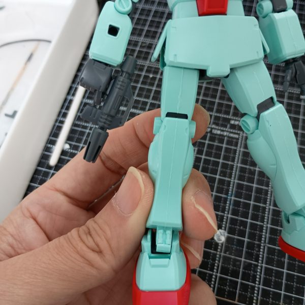 こないだ再販で購入したジムの基本工作を開始しました。パーツ少ないので素組みは1時間もかからなかったですが合わせ目満載で消すのが大変そうです💦💦腰部は胸部による挟み込みなので後ハメに改造。メインカメラとセンサも塗装の妨げになりそうなので切断して後から接着する事にしました。（4枚目）