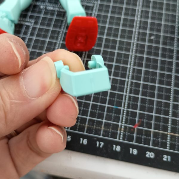 こないだ再販で購入したジムの基本工作を開始しました。パーツ少ないので素組みは1時間もかからなかったですが合わせ目満載で消すのが大変そうです💦💦腰部は胸部による挟み込みなので後ハメに改造。メインカメラとセンサも塗装の妨げになりそうなので切断して後から接着する事にしました。（3枚目）