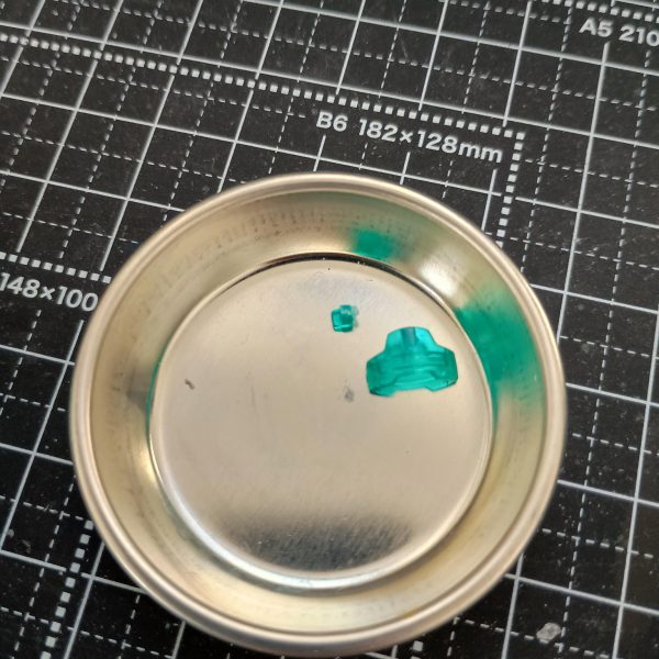 こないだ再販で購入したジムの基本工作を開始しました。パーツ少ないので素組みは1時間もかからなかったですが合わせ目満載で消すのが大変そうです💦💦腰部は胸部による挟み込みなので後ハメに改造。メインカメラとセンサも塗装の妨げになりそうなので切断して後から接着する事にしました。（7枚目）