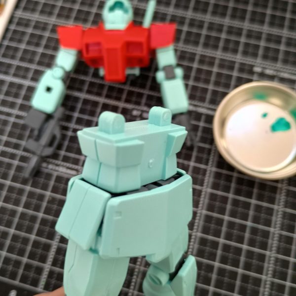 こないだ再販で購入したジムの基本工作を開始しました。パーツ少ないので素組みは1時間もかからなかったですが合わせ目満載で消すのが大変そうです💦💦腰部は胸部による挟み込みなので後ハメに改造。メインカメラとセンサも塗装の妨げになりそうなので切断して後から接着する事にしました。（6枚目）