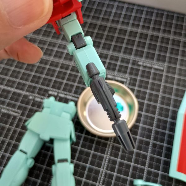 こないだ再販で購入したジムの基本工作を開始しました。パーツ少ないので素組みは1時間もかからなかったですが合わせ目満載で消すのが大変そうです💦💦腰部は胸部による挟み込みなので後ハメに改造。メインカメラとセンサも塗装の妨げになりそうなので切断して後から接着する事にしました。（2枚目）