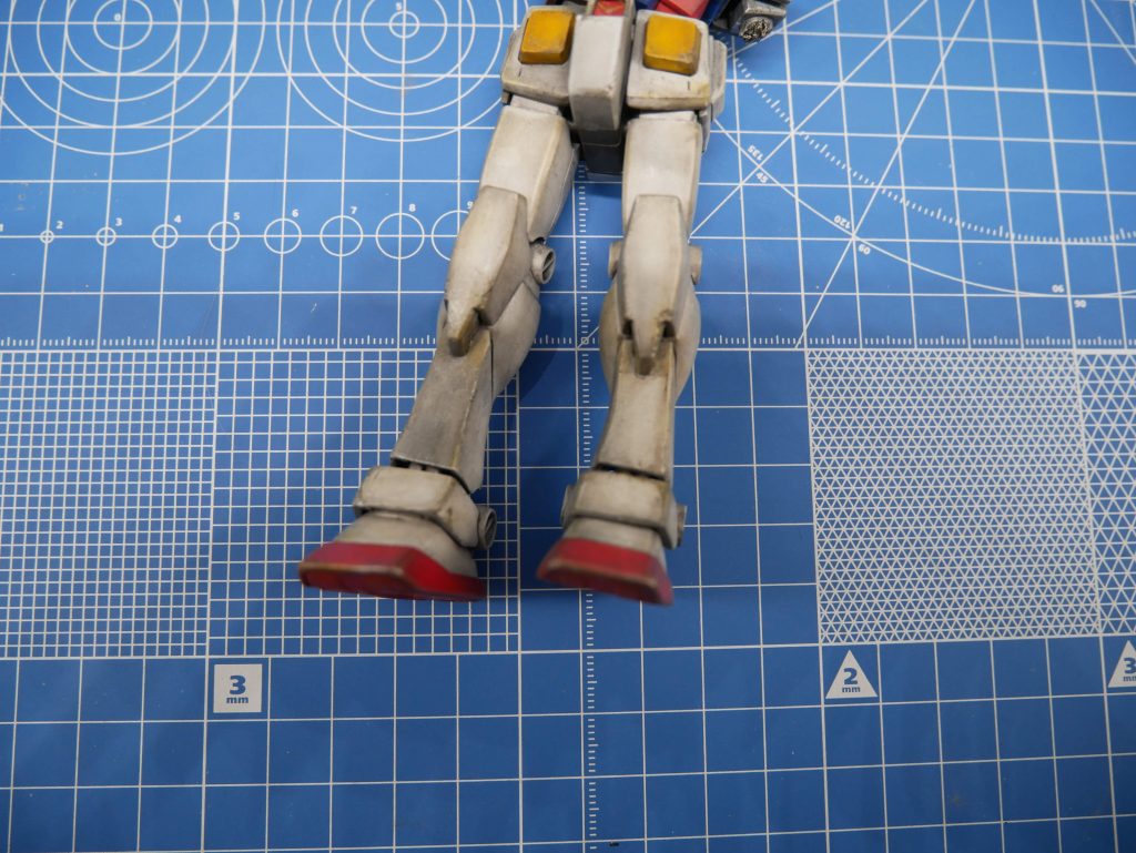 約20年ぶりのガンプラだったので、リハビリでサクッと完成させるつもりでしたが、脚のラインを少し弄っています